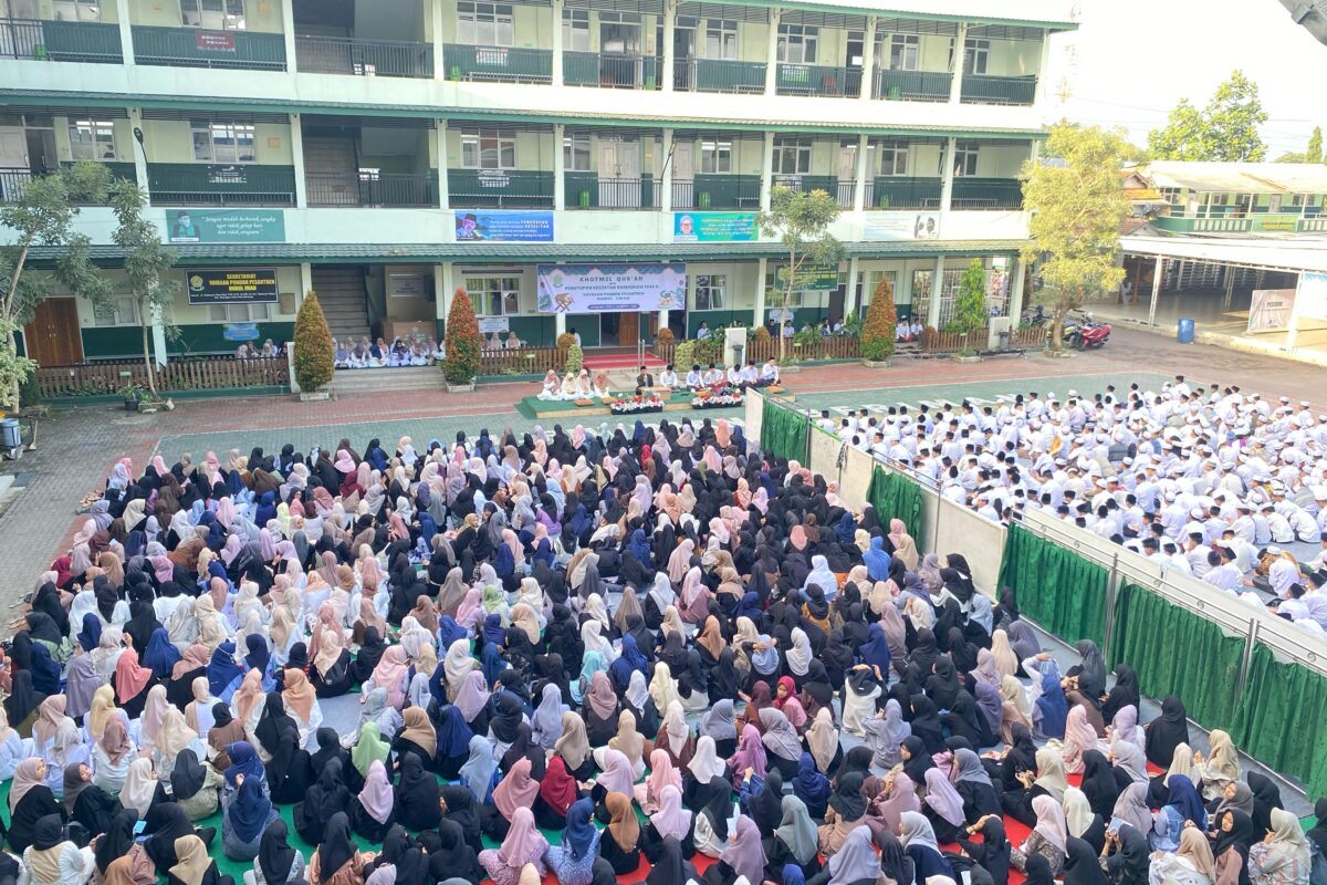 Tutup Kegiatan Ramadan, Ribuan Santri Ikuti…