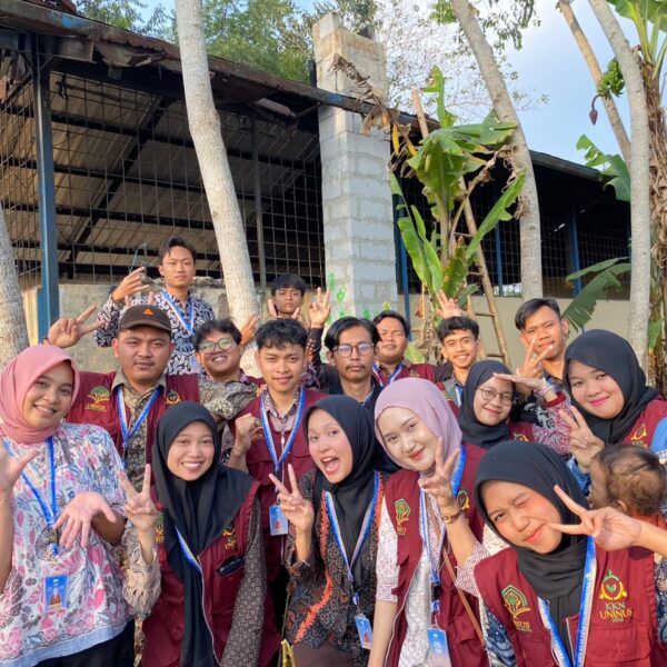 Atasi Sampah Anorganik, Mahasiswa KKN UNINUS…