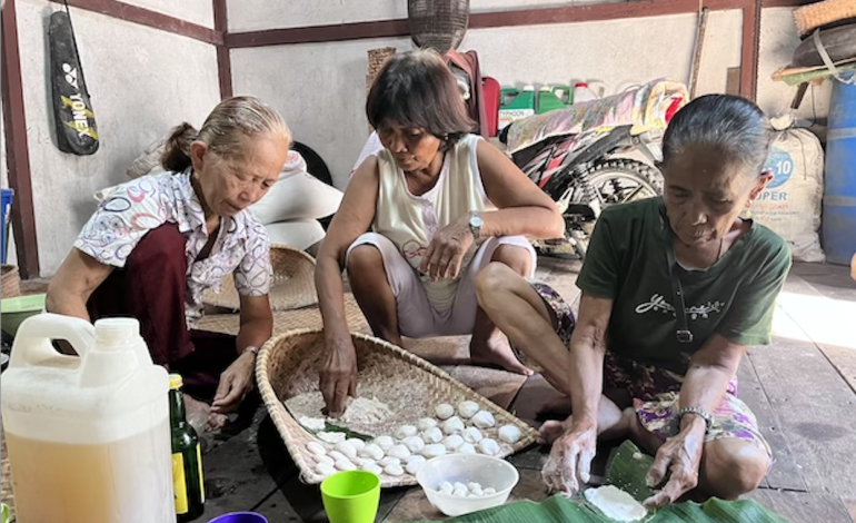 Perempuan adat Dusun Ansok, Desa Benua Kencana, Kabupaten Sintang, Kalimantan Barat. (foto: istimewa)